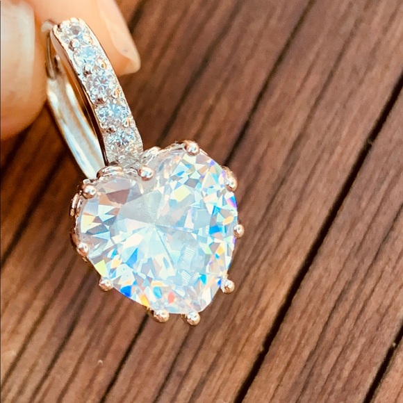 LOVE ♡ Crystal Earrings - Picture 4 of 6